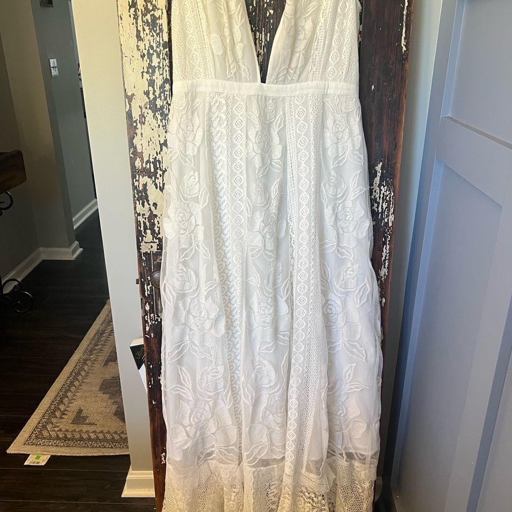 Nasty Gal Bridal Embroidery Lace Plunge Maxi Dress Lace Dress size 10. NWT